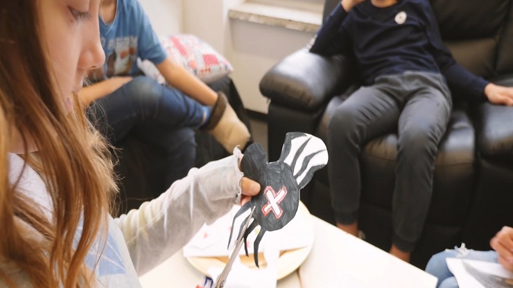 Kinder basteln gruselige Halloweenfigurenn für selbstgestalteten Escape Room
