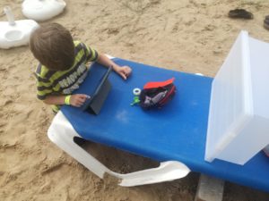 Kind filmt auf Strandliege mit der Stop Motion Studio App