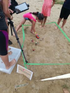 Kinder filmen am Strand mit der Stop Motion Studio App