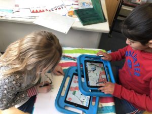 Kinder erstellen mit iPads und der App Draw Your Game eigene Computerspiele aus selbst gemalten Hintergründen