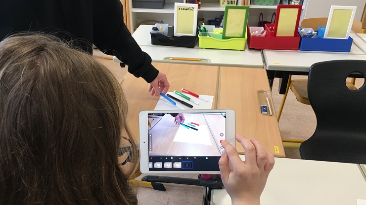 MIt dem iPad wird eine Zeichnung abfotografiert um ein Computerspiel zu erstellen