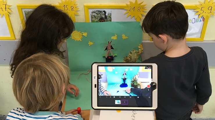 Kinder erstellen Trickfilm mit selbstgebasteten Requisiten und Stop Motion App