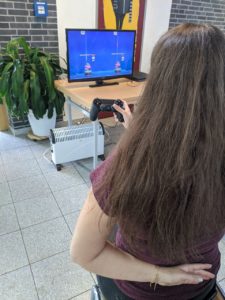 Computerspiel mit nur einer Hand spielen