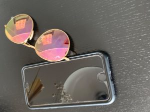 Getönte Sonnenbrille und Handy