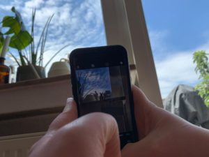 Kamera fotografiert Blick aus dem Fenster in Froschperspektive