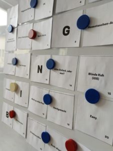 Die Bingo-Karten mit Magneten an Whiteboard befestigt