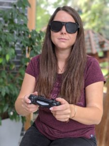 Frau spielt mit Simulationsbrille für Seheinschränkungen Computerspiel