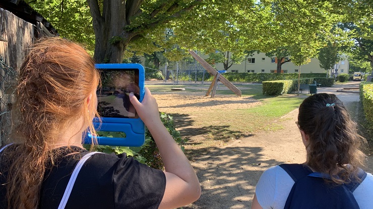 Zwei Mädchen mit iPad auf der Actionbound-Rallye durch Köln-Porz