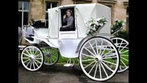 Mädchen in weißer Hochzeitskutsche (Fotomontage mit Greenscreen-Technik)