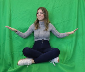 Junge Frau posiert vor dem Greenscreen