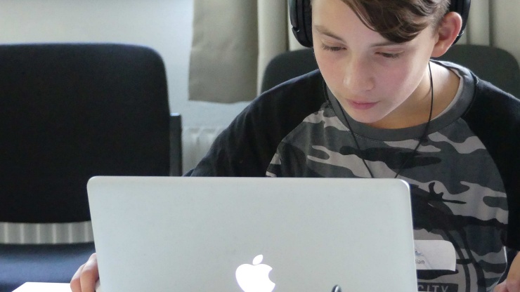 Junge am MacBook