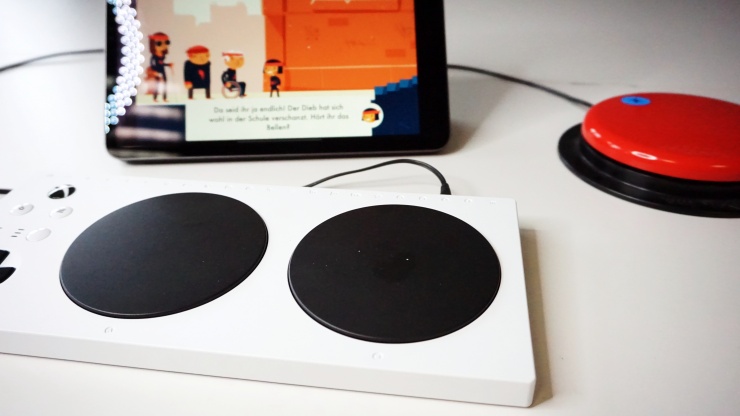 Assistive Controller, Taster und iPad mit dem Computerspiel The Unstoppables