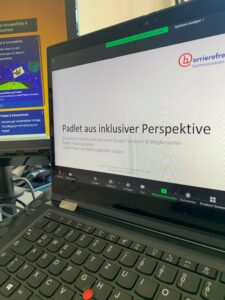 Laptop mit geöffneter Powerpoint-Folie