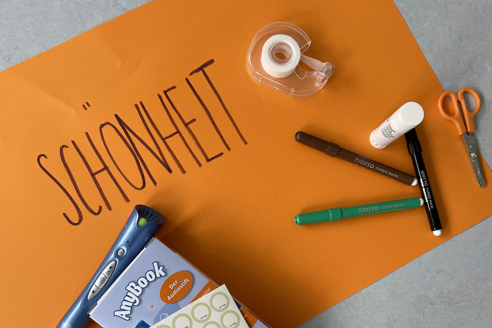 Bastelmaterialien auf meinem Plakat mit der Aufschrift "Schönheit"