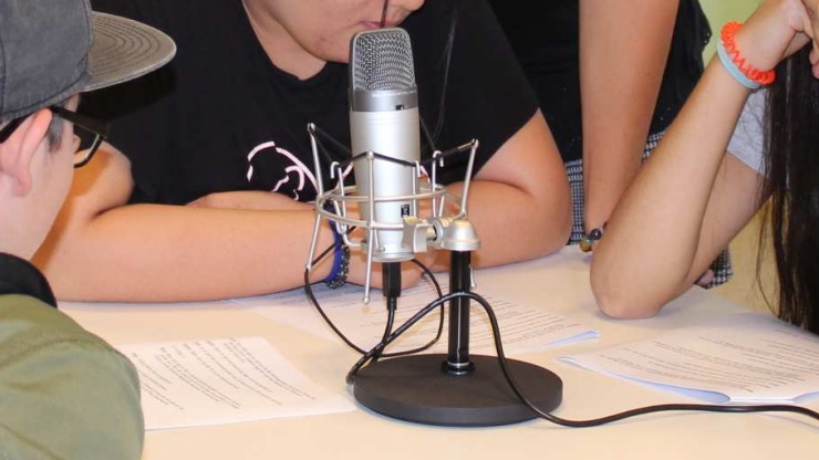 Mikrofon auf Tisch mit Jugendllichen