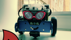 Lächelnd aussehendes Roboterauto, mit Sonnenbrillen-Filter verziert