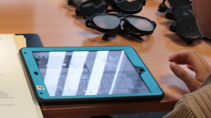 iPad auf dem Tisch neben Sehbehinderungsimulationsbrillen