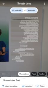 Screenshot: Mit Google wurde ein Textabschnitt fotografiert und ins Arabische übersetzt. Unten die Funktionen, sich den übersetzten Text anzuhören und zu teilen.