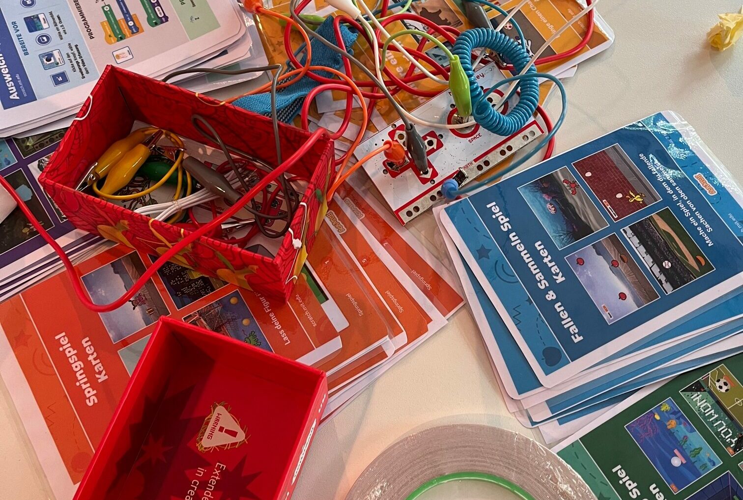 MakeyMakey-Tutorial-Kärtchen, Kupferband und Kabel