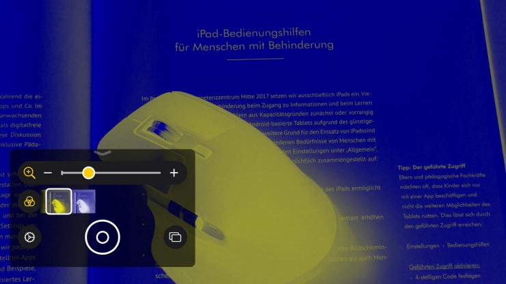 Screenshot der iPad-Lupe. Aktiviert ist ein blau-gelber Farbfilter