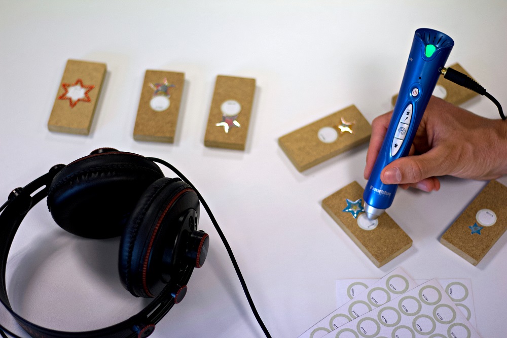 Anybook Audiostift vertont barrierefreie Materialien für blinde und sehbehinderte Projektteilnehmende