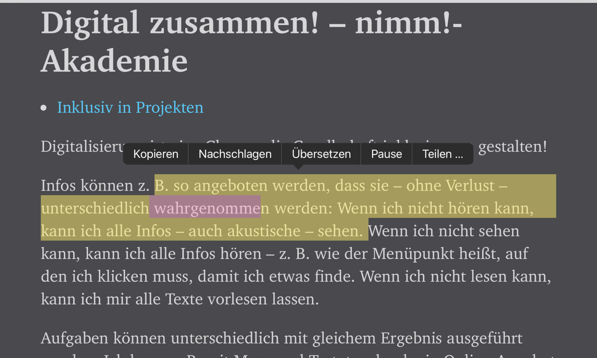 Seite der nimm!-Akademie in der Readeransicht im mobilen Safari-Browser. Eingestellt ist ein dunkler Hintergrund mit heller Schrift. Die Vorlesefunktion ist aktiv, erkennbar an der farbigen Markierung.