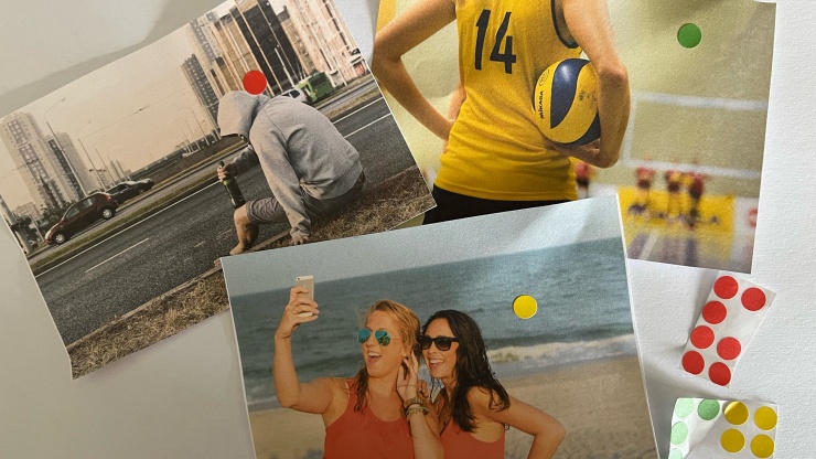 Drei Fotomotive: Betrunkener Jugendlicher mit Bierauflasche am Straßenrand, zwei junge Frauen machen Selfies am Strand, Person von hinten in Sportbekleidung mit Ball im Arm. Sie sind jeweils mit Klebepunkten in grün, gelb und rot markiert, um sichtbar zu machen, welches Motiv (un)problematisch ist beim Hochladen in Soziale Medien.