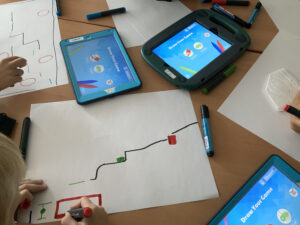 selbstgezeichnete Computerspiele auf Papier und iPads mit der App Draw Your Game