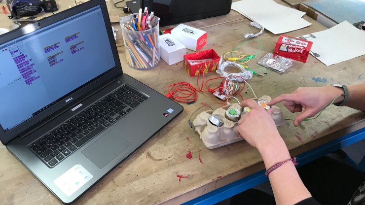 Computersteuerung mit Makey Makey aus Eierkarton und Alutasten gebastelt