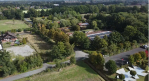 Drohnenaufnahme von der Arche Alfsee. Bauernhof, Felder und kleiner Wald.