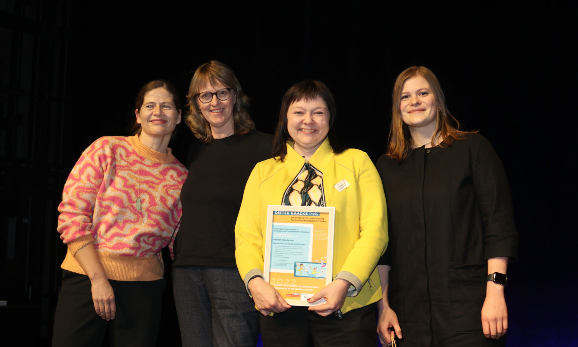 Carola, Susanne, Christine und Lidia mit dem Dieter-Baacke-Preis.