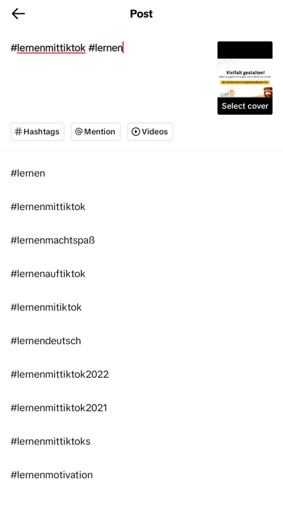 Screenshot der App TikTok. Beim Hinzufügen eines Hashtags werden verschiedene Optionen empfohlen