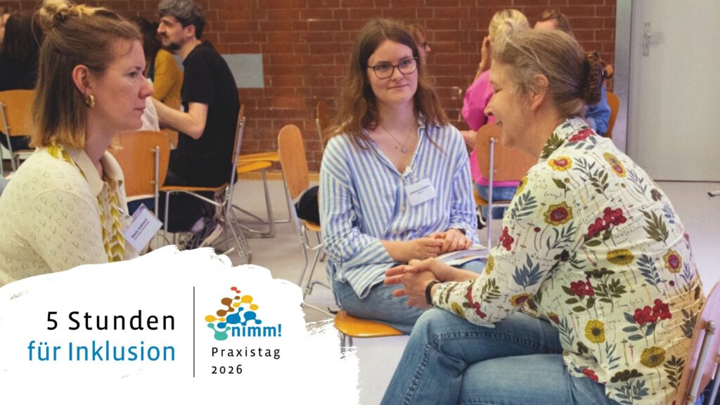 Drei Fachkräfte sitzen auf Stühlen zusammen und reden miteinander. Im Hintergrund sind weitere Sitzgruppen mit Menschen. Im Vordergrund steht die Schrift: 5 Stunden für Inklusion. nimm!-Praxistag 2026.