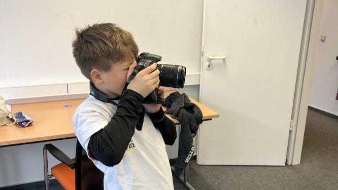 Jugendlicher mit einer Kamera