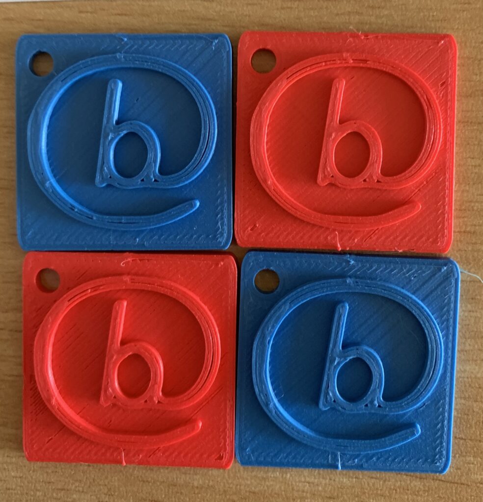 Rote und blaue Einkaufschips mit dem b von barrierefrei kommunizieren!