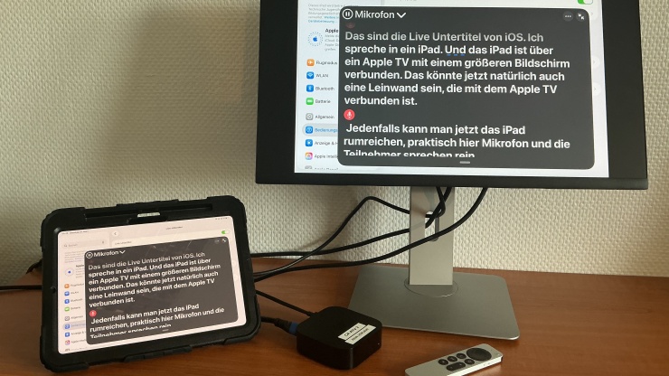 großer Bildschirm und damit über Apple-TV verbundenes iPad mit aktivierten Live-Untertiteln