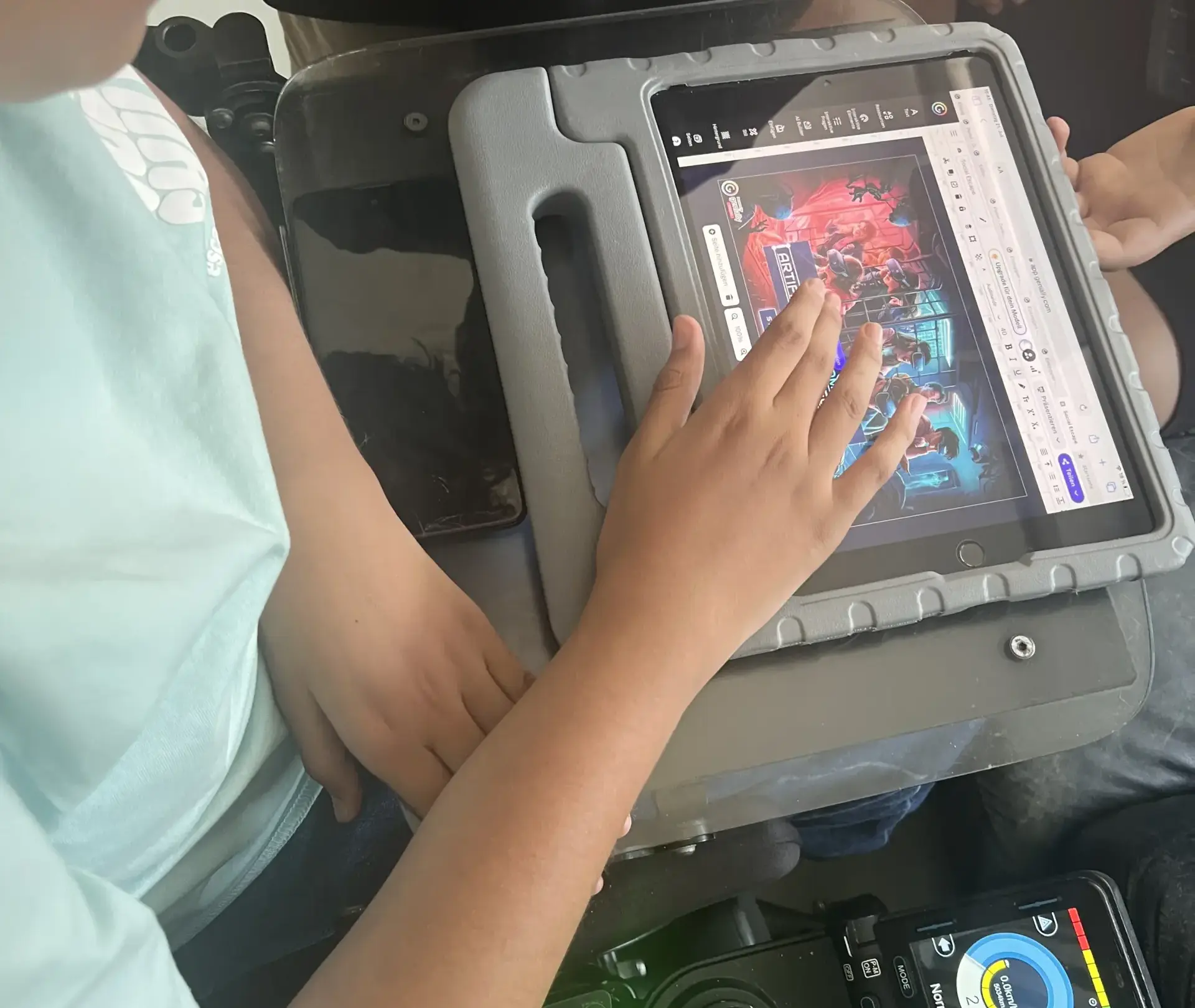 Kind im Rollstuhl bedient mit der rechten Hand ein Tablet mit Escape-Room-Spiel, das auf einem Rollstuhl-Tablett befestigt ist.